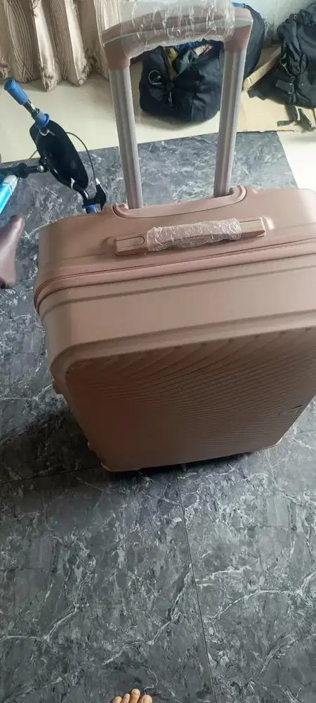 Koper 24 inch bekas sekali pakai