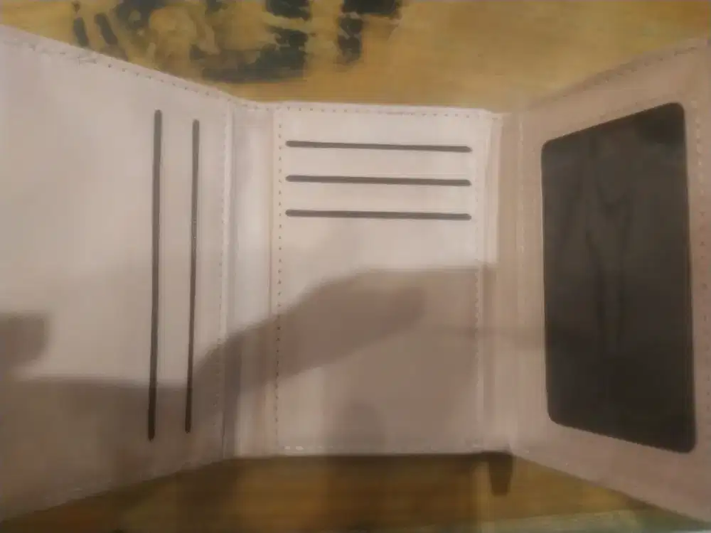 Dompet untuk menaruh uang dan lain lain