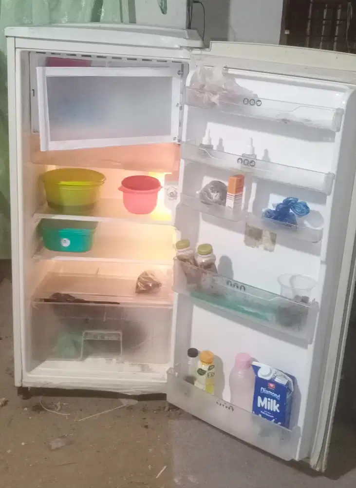 Kulkas 1 pintu LG. Mesin original pabrik belum pernah rusak.