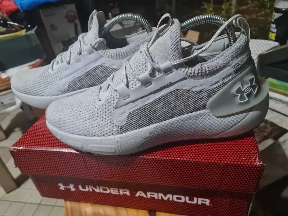 Sepatu - Sneakers - Under Armour HOVR - Like New!