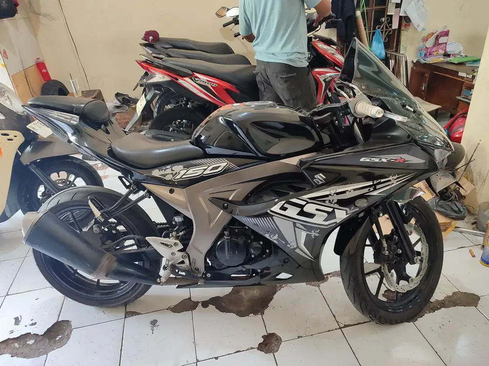 GSX R150 hitam 2017 istimewa mulus terawat siap pakai...