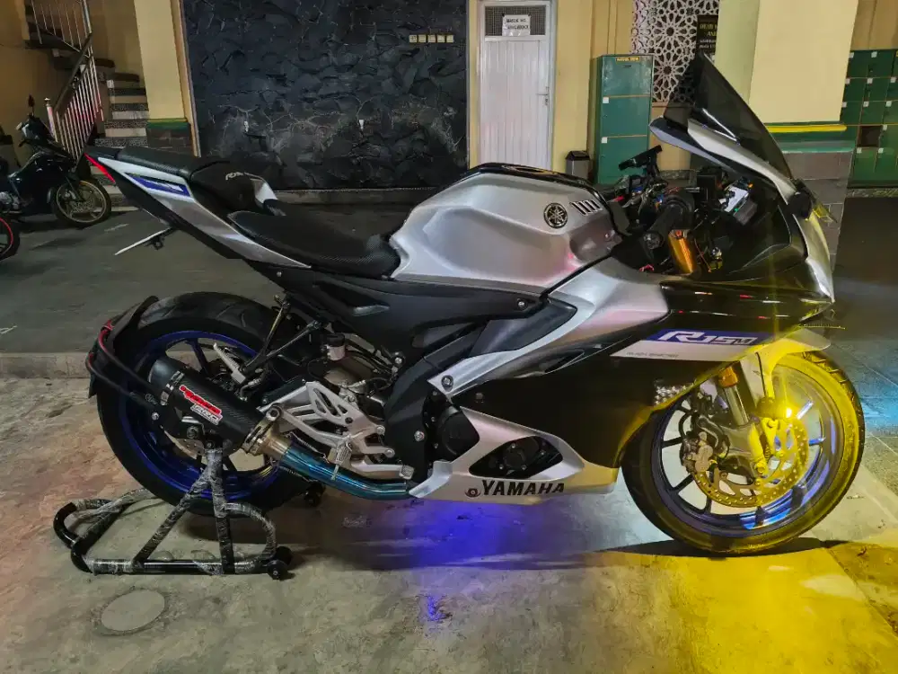 R15M Connected Silver Blue Tahun 2022