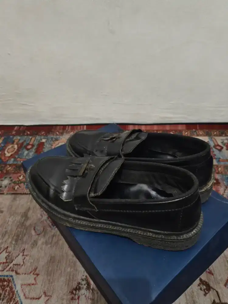 Sepatu loafers model adrian tassel docmart dr martens kalcer