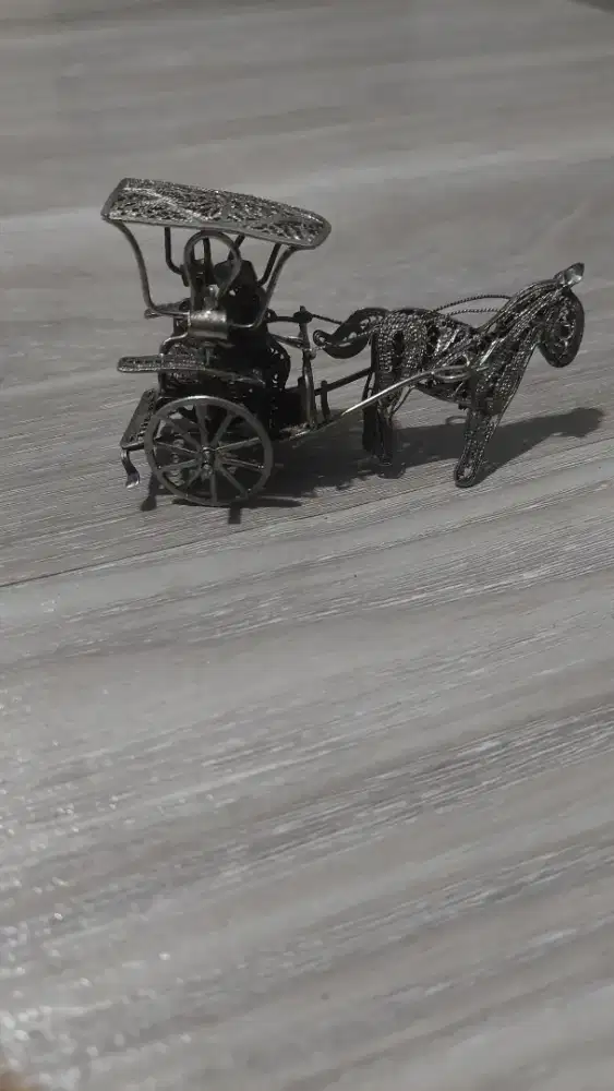 Hiasan perak bentuk delman