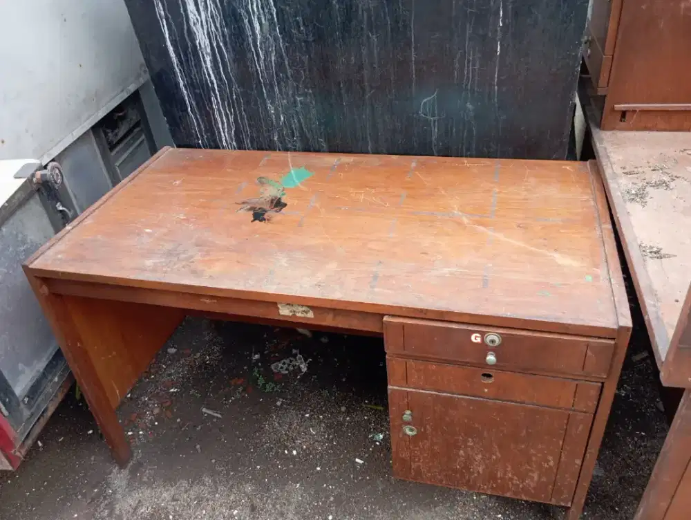 Meja kantor kayu