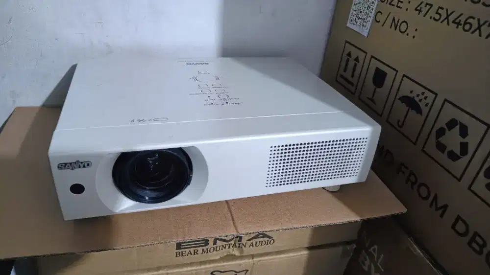 Proyektor sanyo plc-xu 106