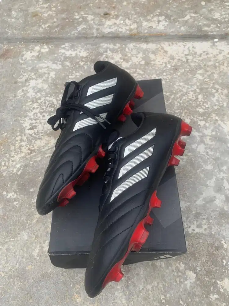 Dijual sepatu bola dan futsal