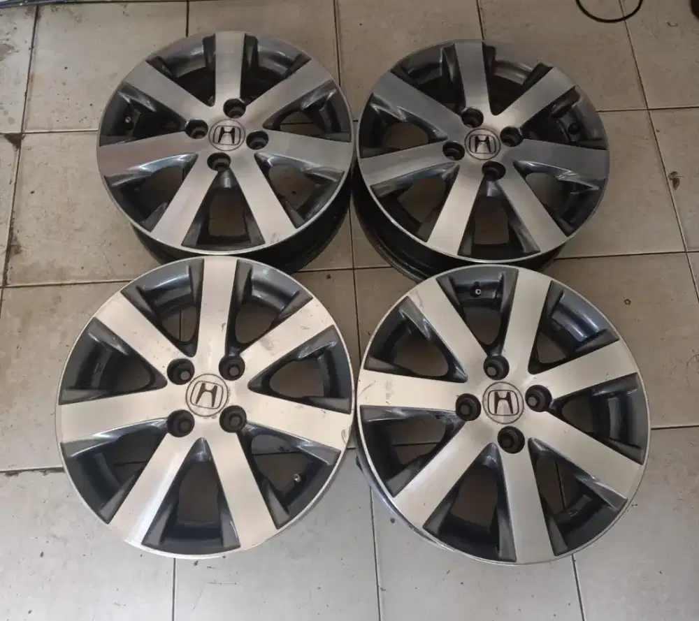 Velg Ban mobil Merek apa saja.