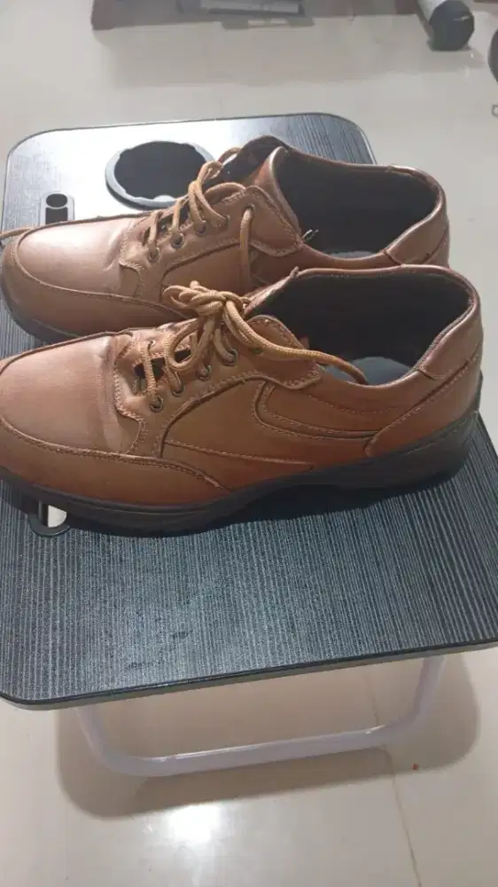 Sepatu kulit sintesis