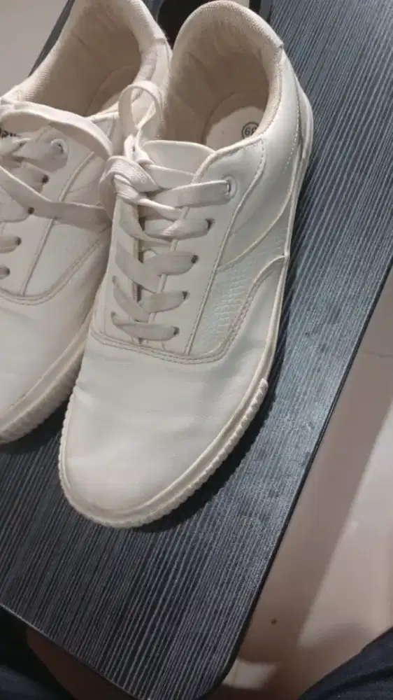 Dijual cepat sepatu putih Air walk