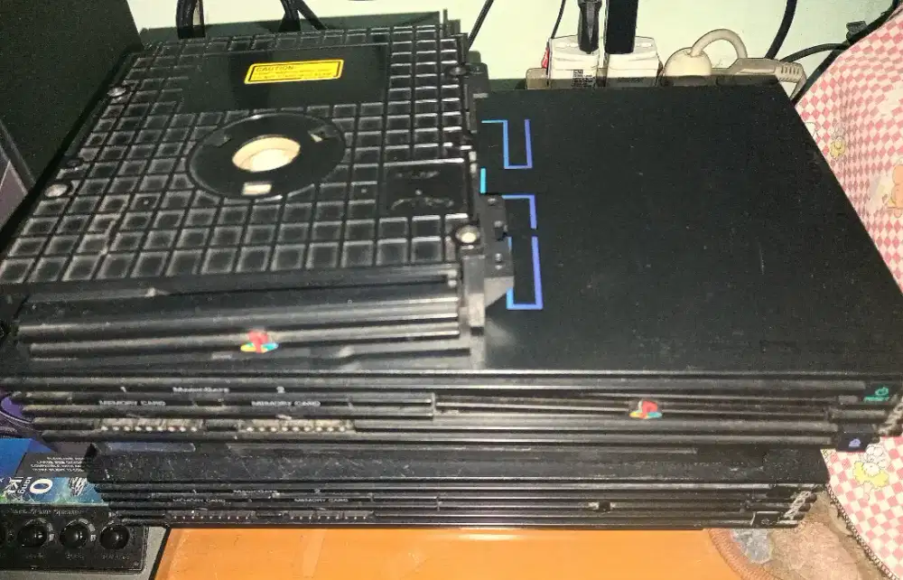 Jual 2 Unit Mesin Playstation 2  seri 30001 & 30009 + optik seri 30001
