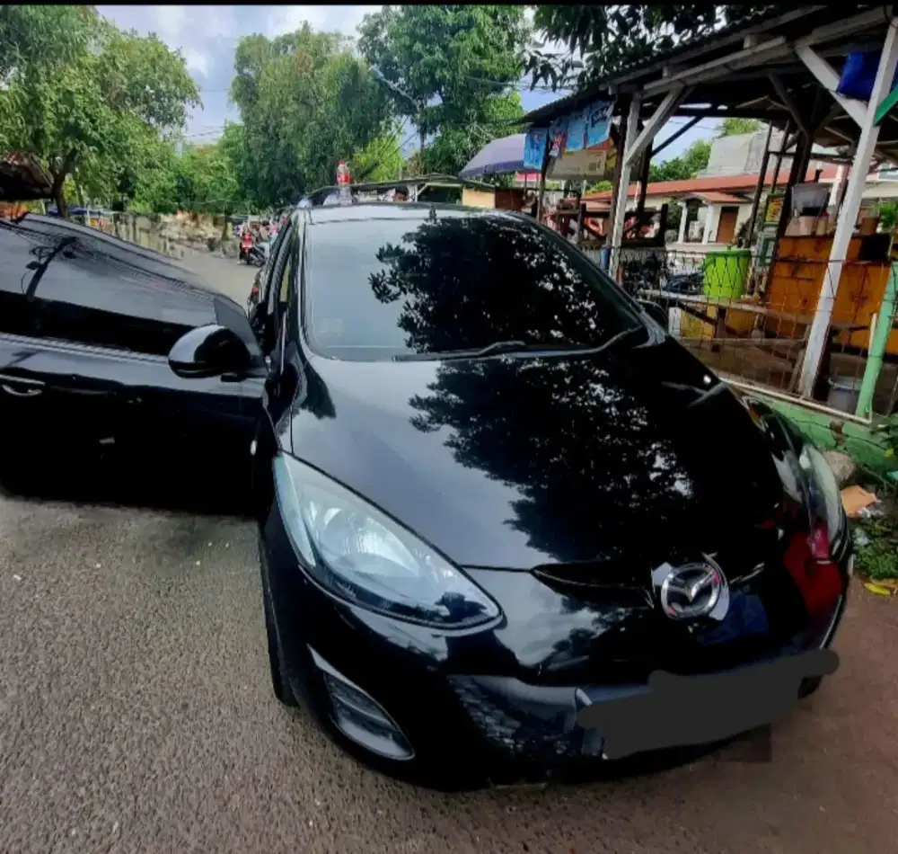 JUAL CEPAT mobil mazda2 sedan AT2011 tangan kondisi90%