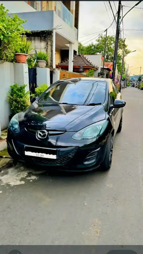 JUAL CEPAT mobil mazda2 sedan AT2011 tangan kondisi90%