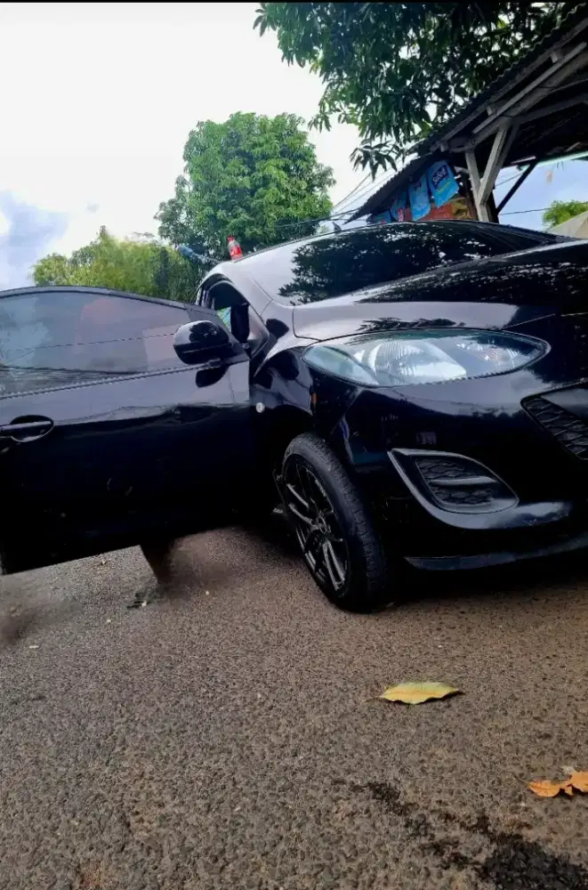 JUAL CEPAT mobil mazda2 sedan AT2011 tangan kondisi90%