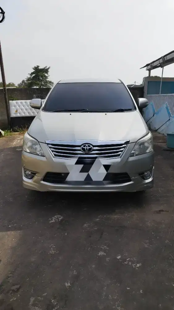 Innova V Luxury 2.0 AT 2012