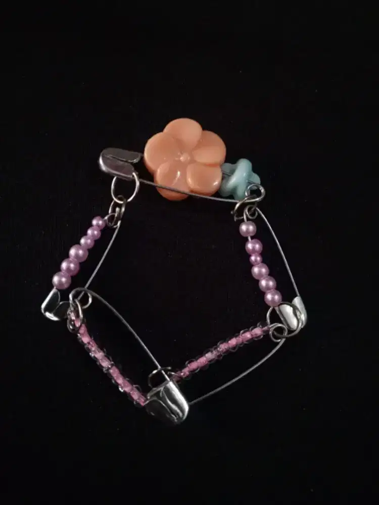 Gelang wanita dari peniti