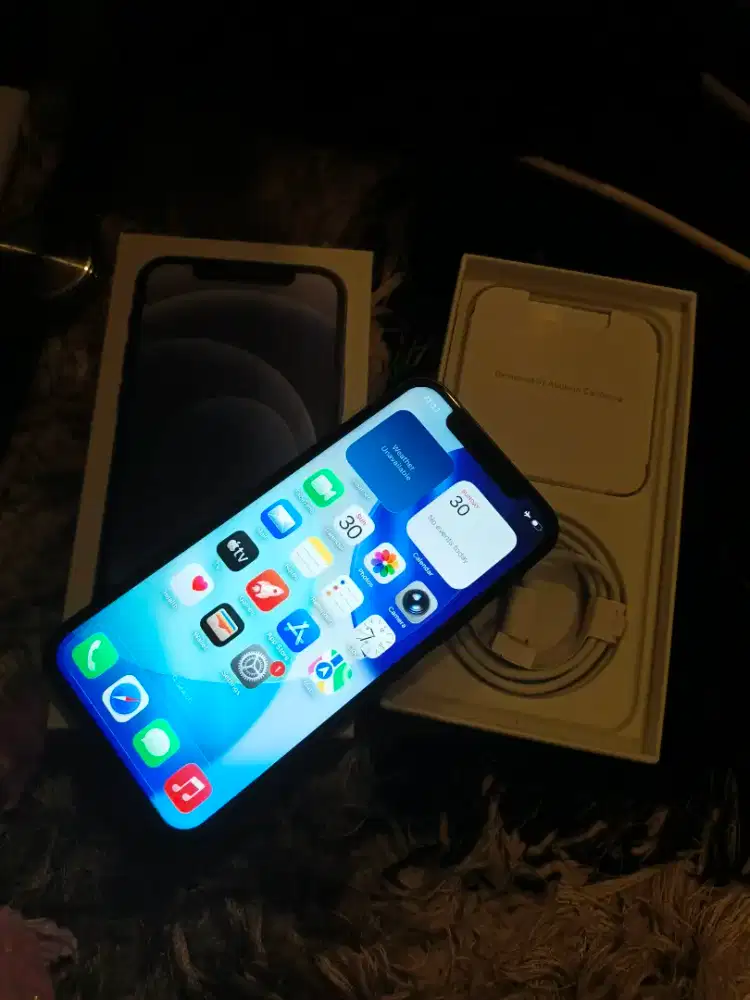 Dijual iphone 12 hitam 64 gb