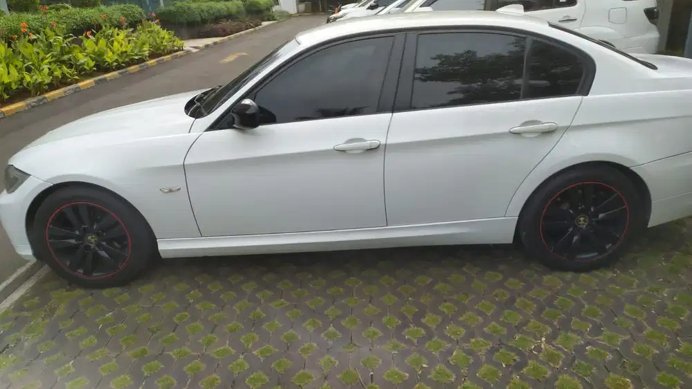 BMW 320i 2010 Bensin