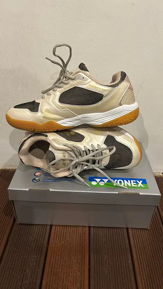 Sepatu badminton Yonex Mach2