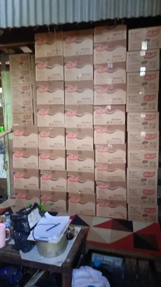 Jual roti dua ribu dan tiga ribuan sama makrioni kerupuk snak.