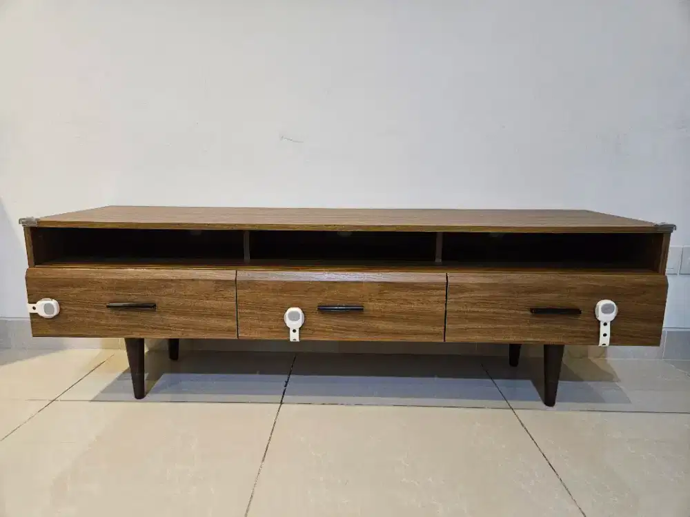 Meja TV Dekoruma Riko 150cm –, Kayu Motif Walnut Second Kondisi Bagus