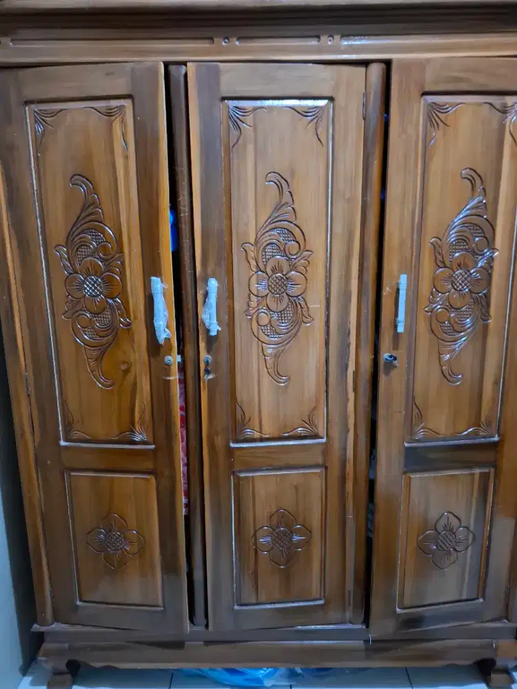 Dijual lemari pakaian jati