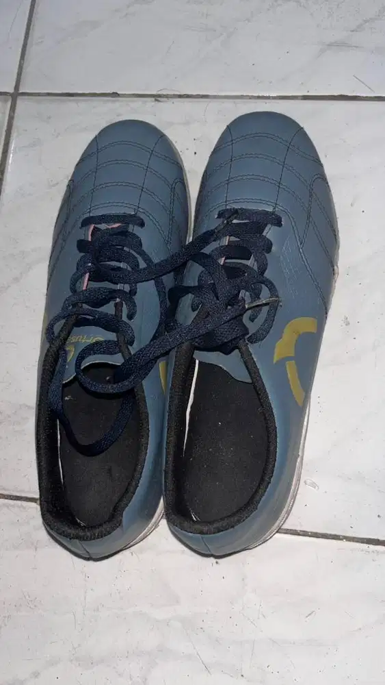 Sepatu Biru Pria