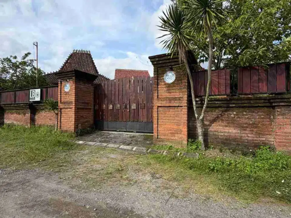 RUMAH DAN JOGLO JAWA KLASIK LAWASAN DI JALAN KABUPATEN TRIHANGGO GAMPING SLEMAN