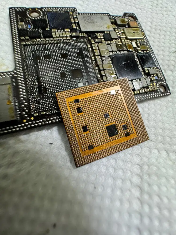 DI CARI ATAU DI BELI IPHONE KEKUNCI ATAU LOCK ICLOUD