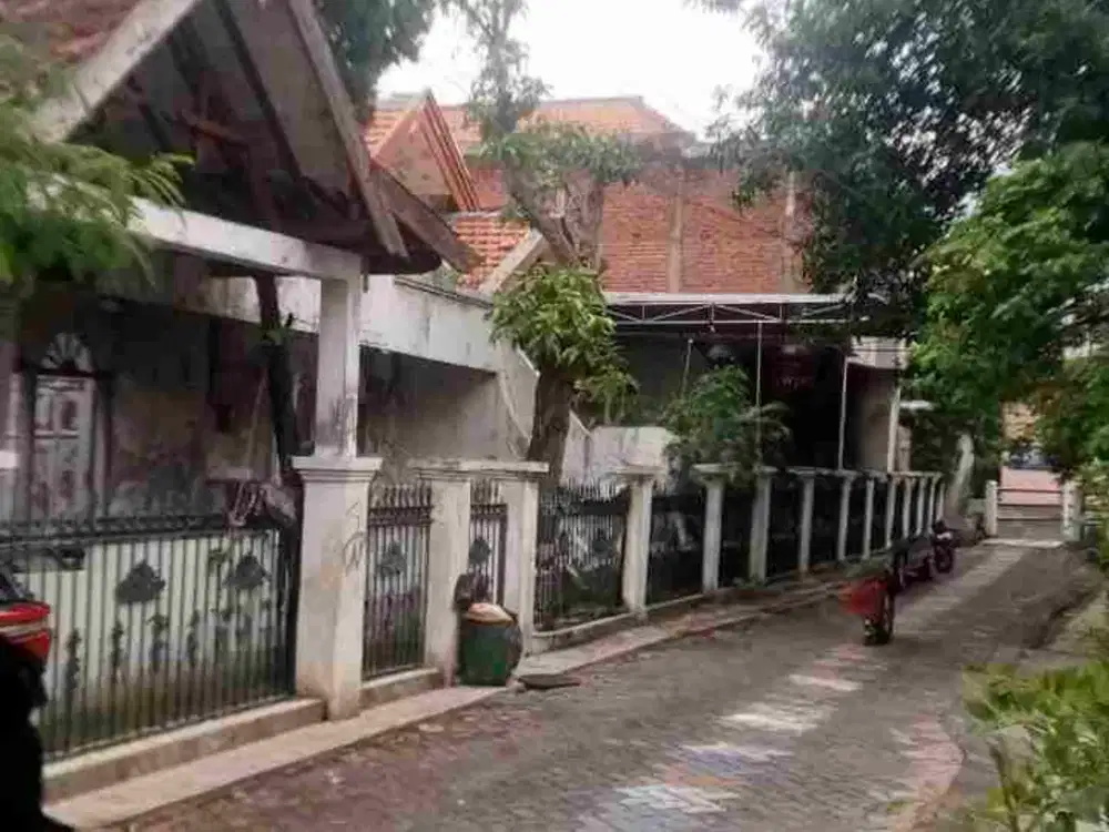Rumah Luas 200m2 Hitung Tanah di Semampir Surabaya