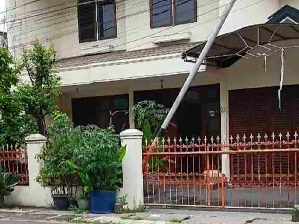 Rumah Megah 2 Lantai Siap Huni di Raya Batok Wates Mojokerto