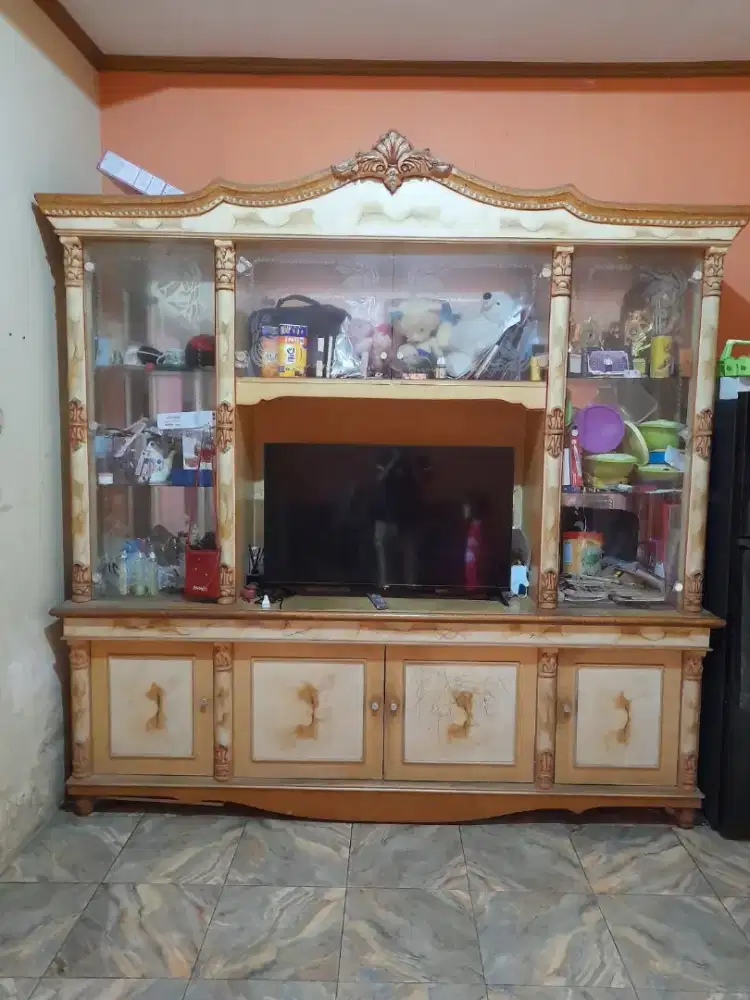 Bufet TV 4 pintu dan pajangan kaca