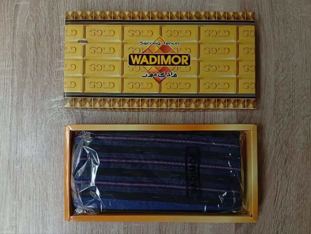 Sarung Wadimor Tenun (Original) | Motif Jaring Emas – Biru Navy