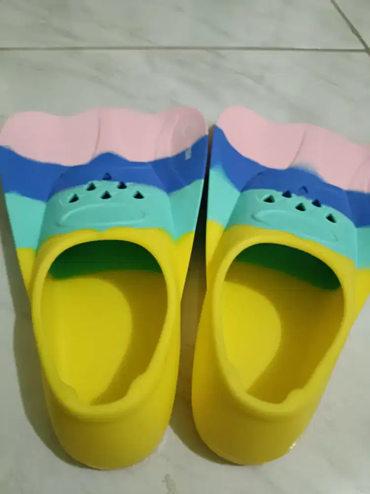 Kaki katak anak atau fins renang