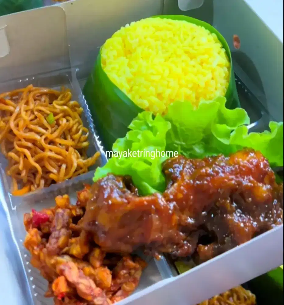 Aneka nasi kotak dengan menu bervariasi