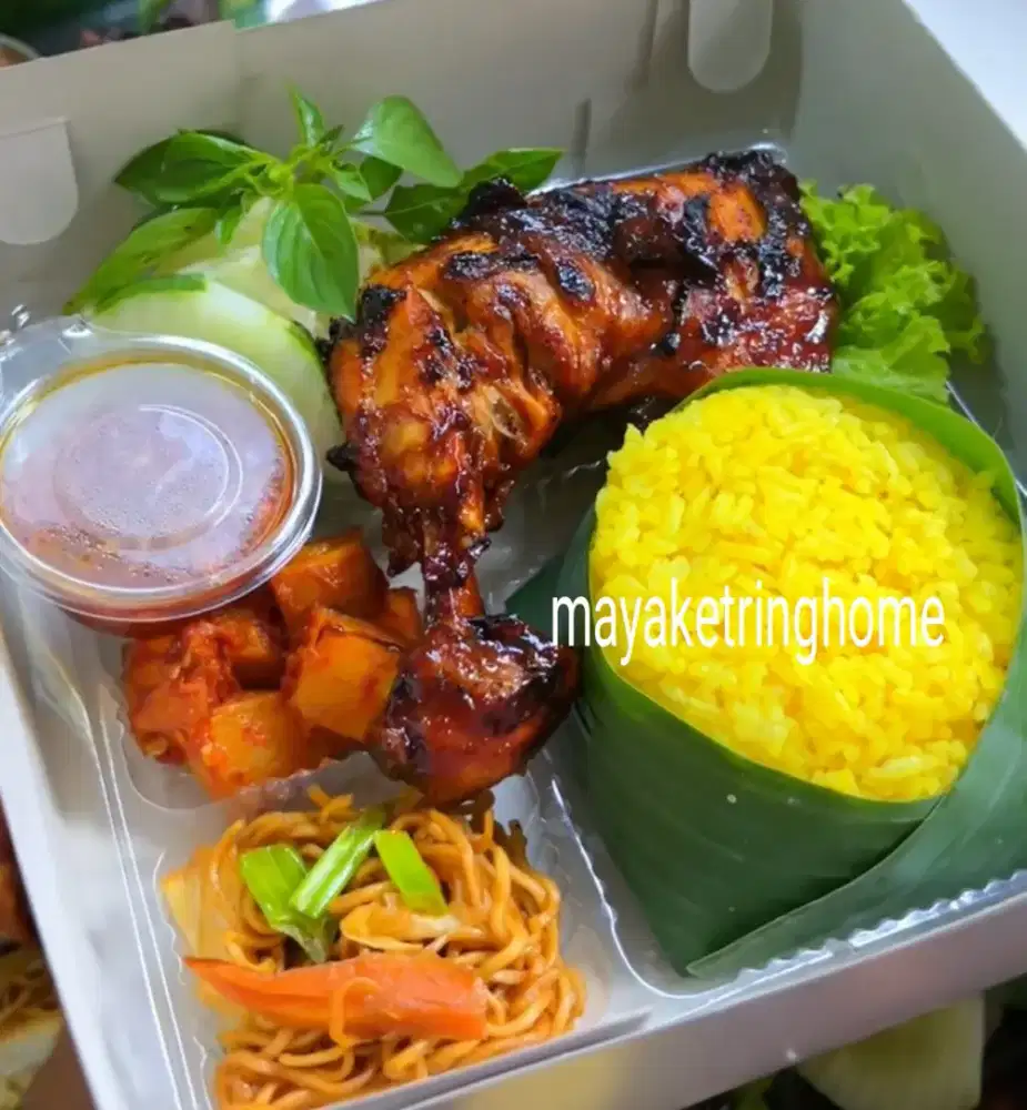 Aneka nasi kotak dengan menu bervariasi