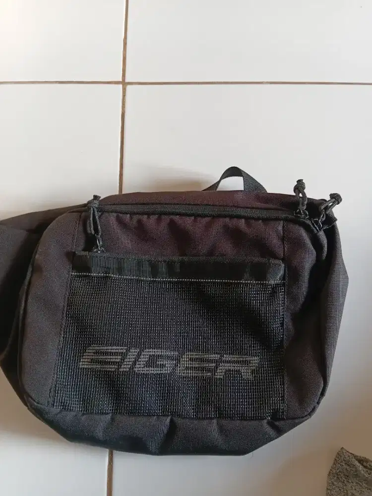 Tas slempang eiger hitam