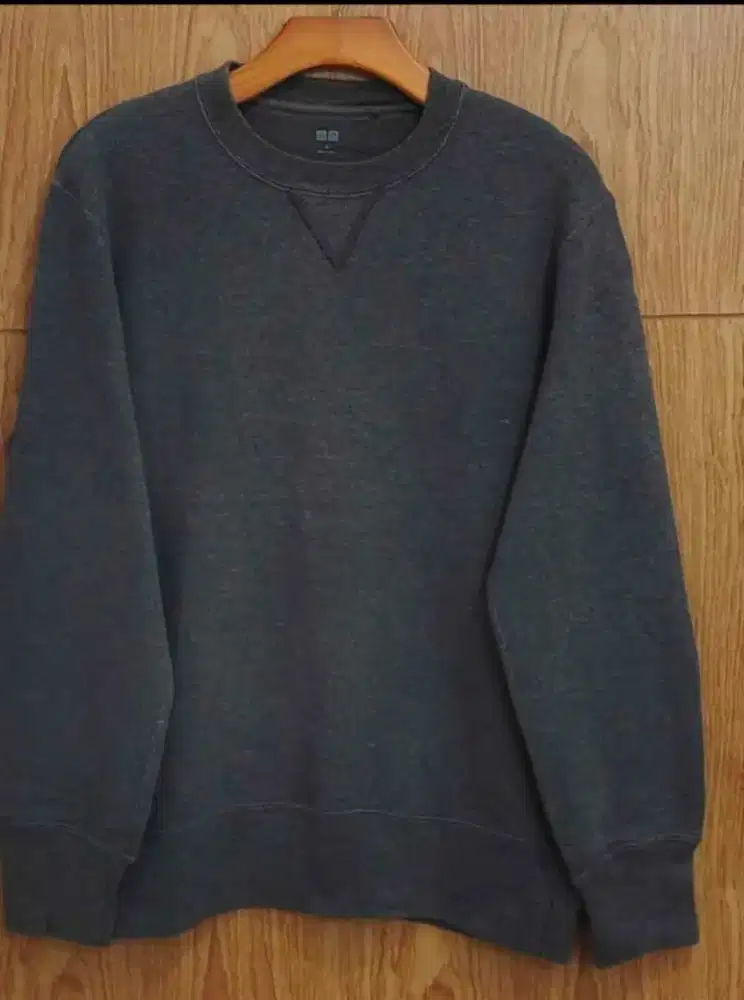 Sweater abu gelap like new Uniqlo M