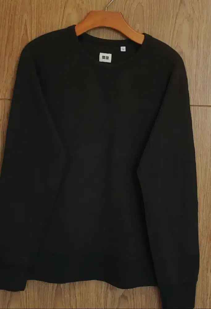 Sweater ijo lumut pekat Uniqlo L