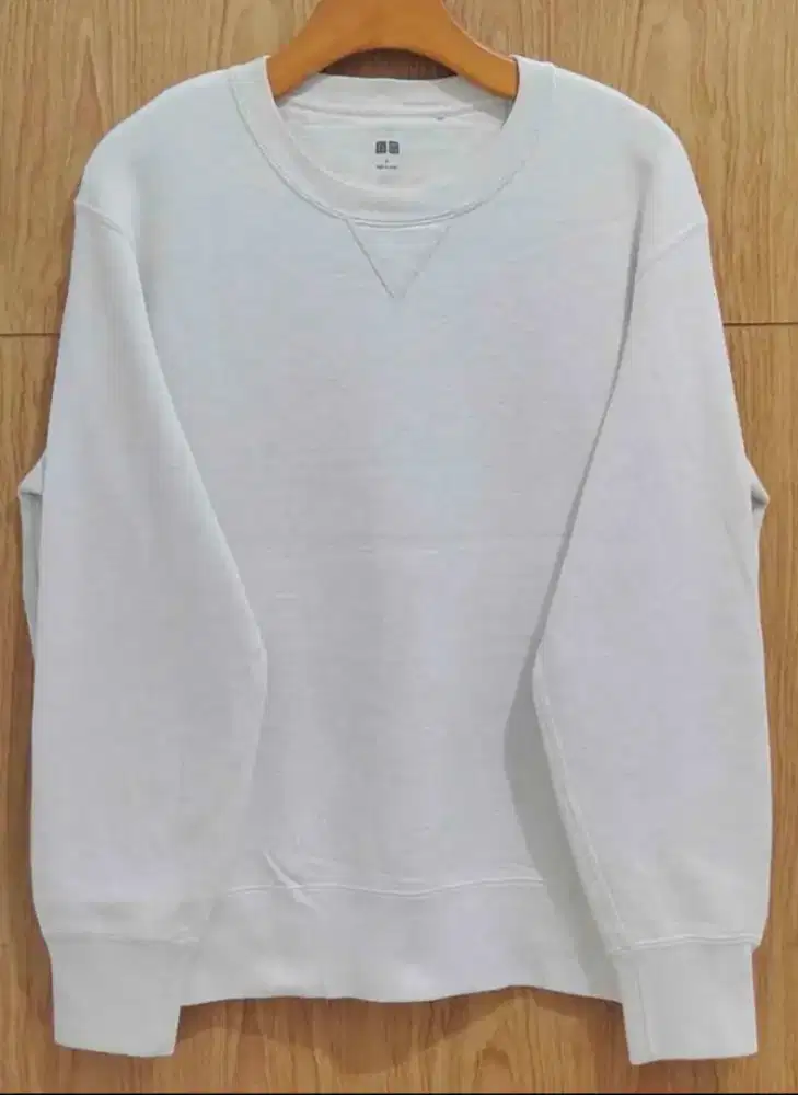 Sweater putih Uniqlo