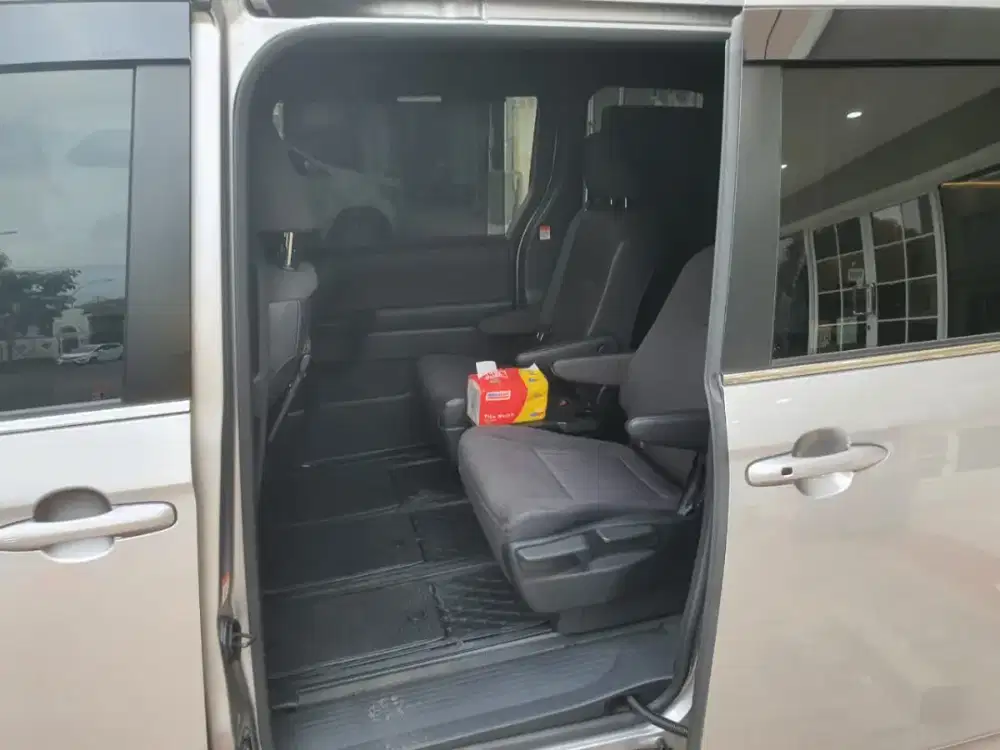 Toyota Voxy 2023 Platinum Silver perfect Condition