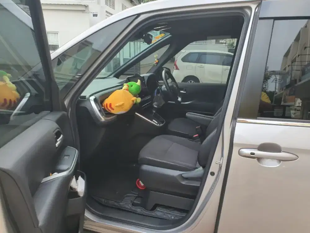 Toyota Voxy 2023 Platinum Silver perfect Condition