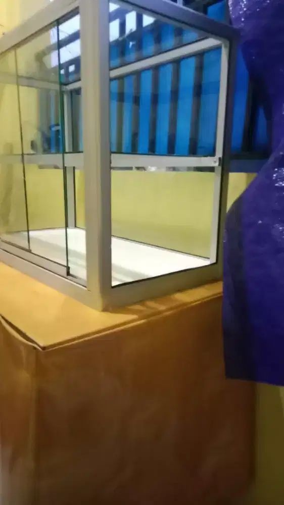 Jual etalase masih bagus ukuran 80x30 cm tebel siap pakai silahkan cek