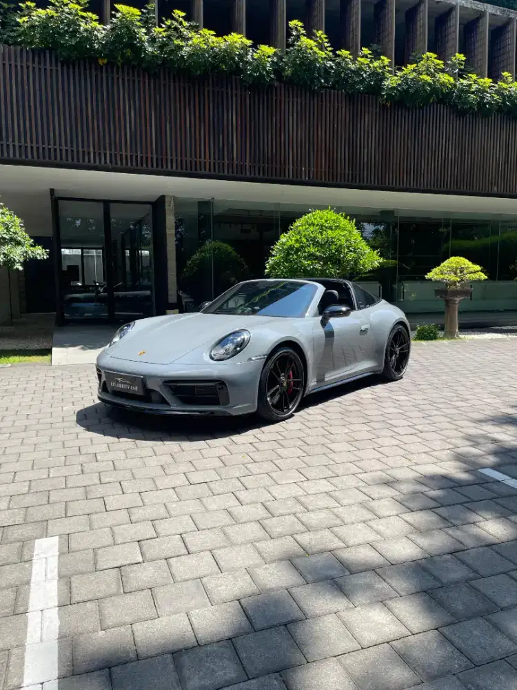 KM 3.000 an Porsche 911 Targa 4 GTS Artic Grey 2023
