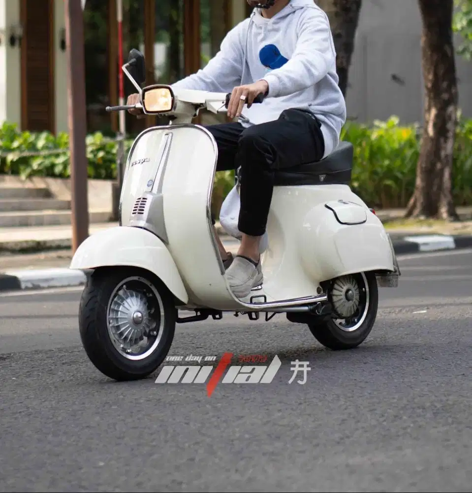 Vespa PTS 90 Tahun 1976 warna cream