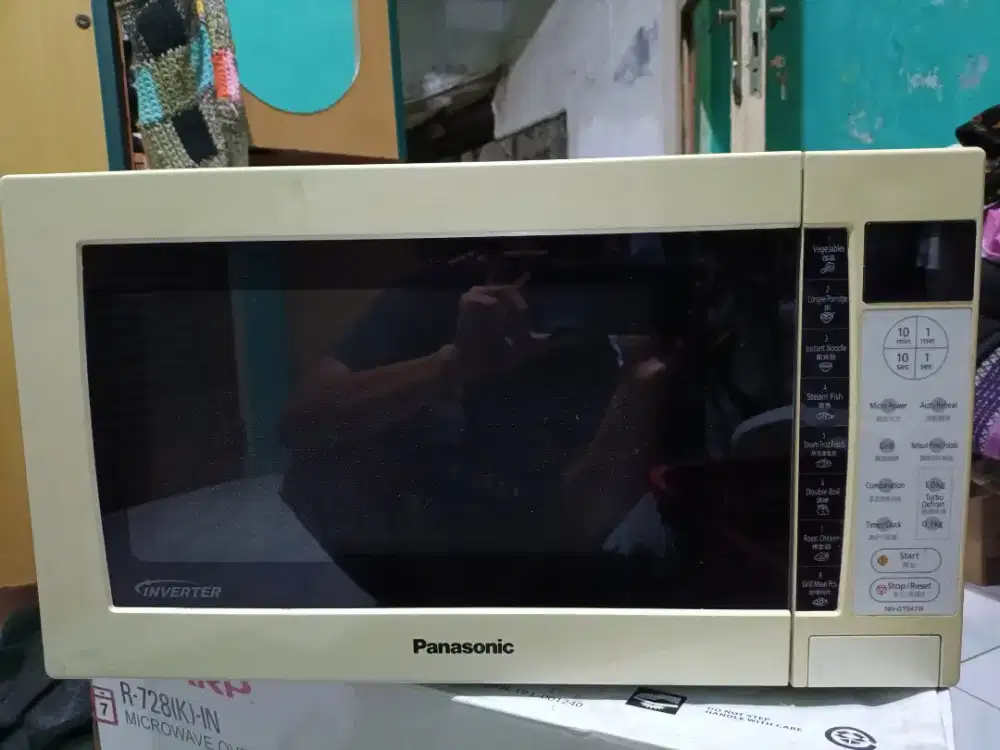Panasonic Microwave Oven Model NN-GT547W 27 L