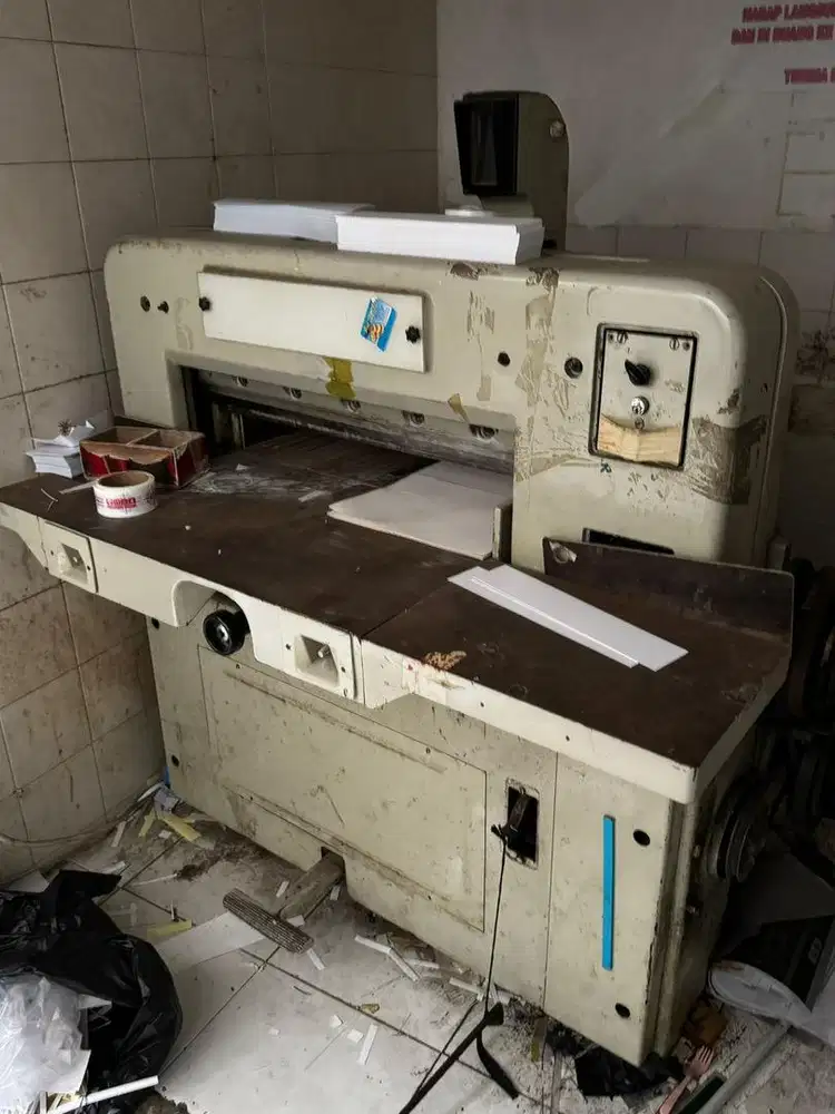 Mesin potong kertas Polar 72