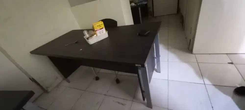 Meja kantor bekas
