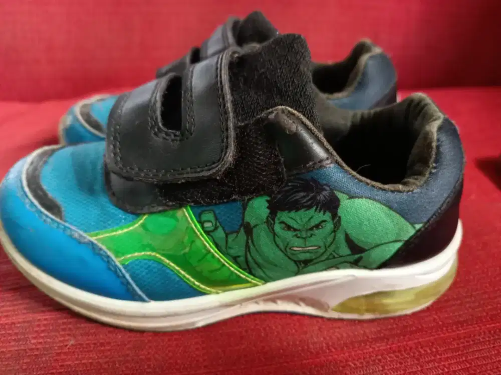 Sepatu anak Hulk