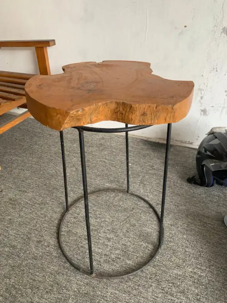 MEJA KAYU DENGAN DUDUKAN BESI